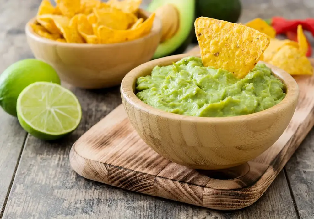 Guacamole: Z czym jeść? Pomysły na śniadanie, obiad i przekąski