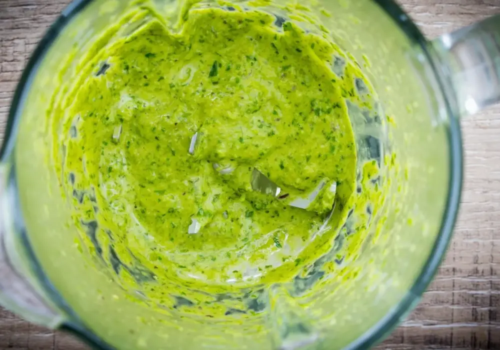Pesto z awokado: Szybki, zdrowy sos - przepis i triki