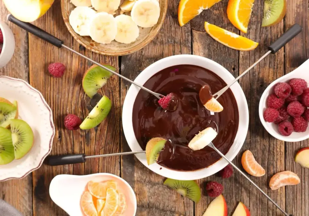 Co do fondue czekoladowego? Proste przepisy i najlepsze dodatki