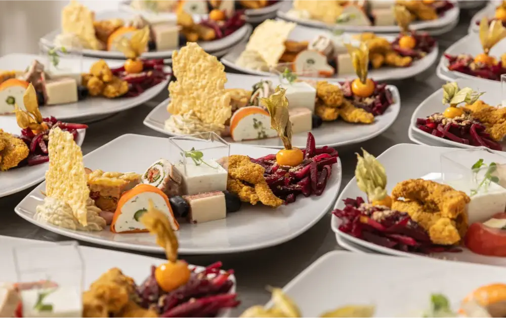Ile kosztuje catering na 20 osób? Poznaj ukryte koszty i opcje