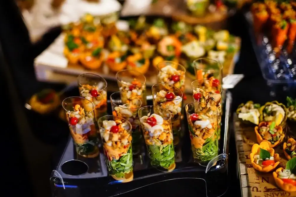 Jak wygląda catering do domu? Poznaj tajniki i ceny usług cateringowych