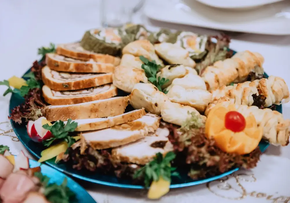 Ile kosztuje catering na komunie? Sprawdź, co wpływa na ceny