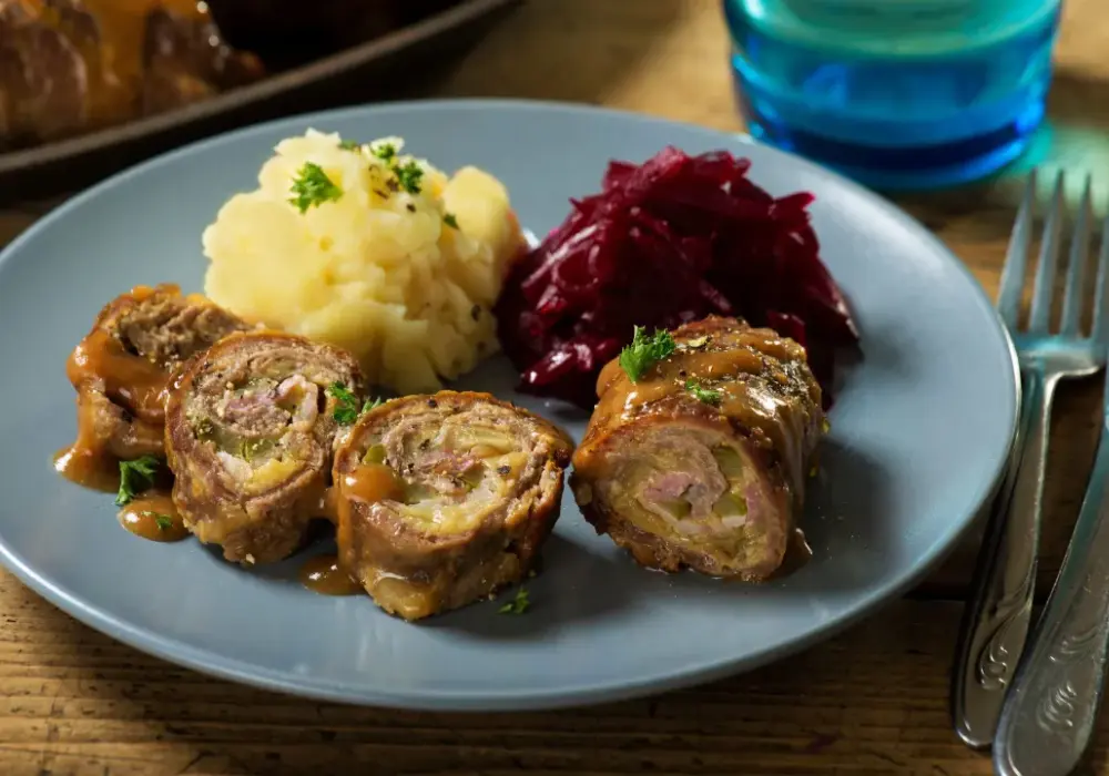 Obiady dla seniora z dowozem: MOPS vs. prywatny catering wybierz mądrze