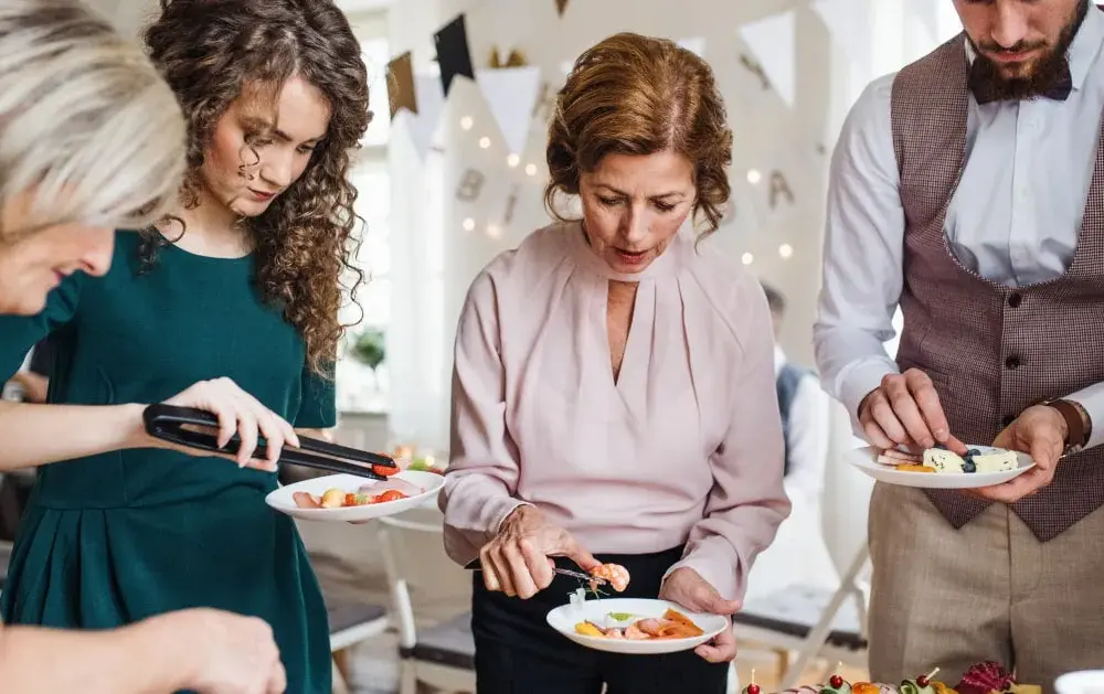 Ile kosztuje catering do domu? Sprawdź ceny i opcje menu