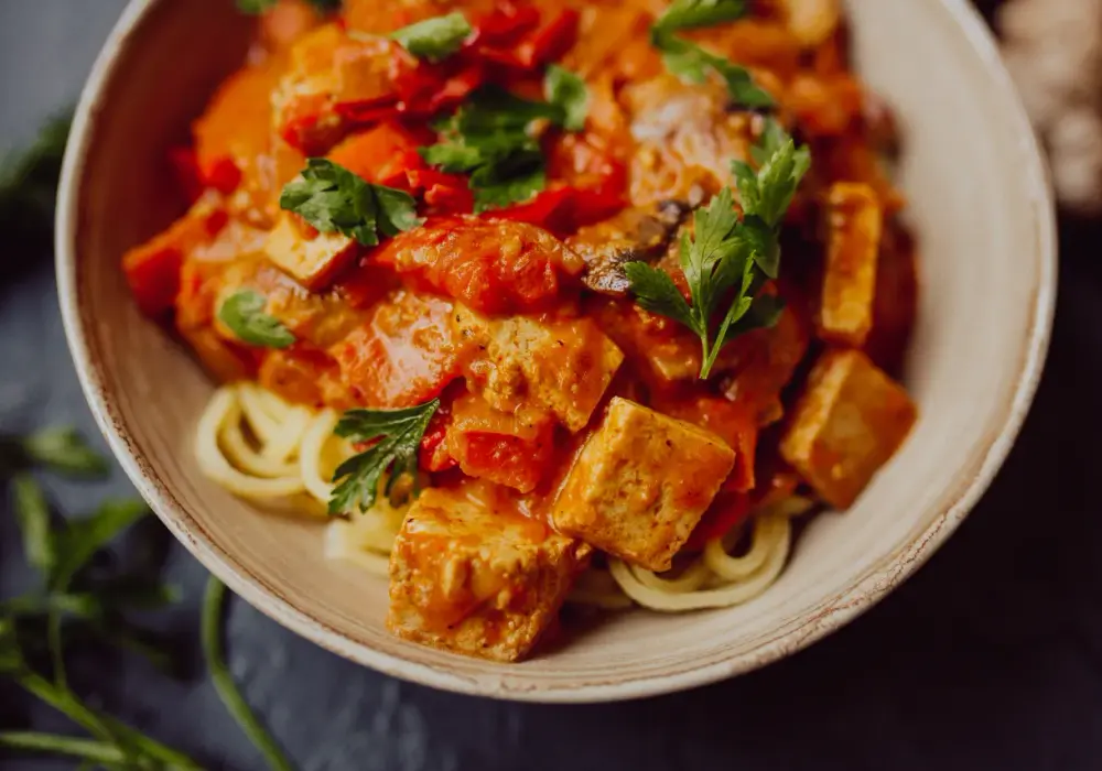 Tofu w sosie pomidorowym: Szybki, zdrowy przepis na obiad