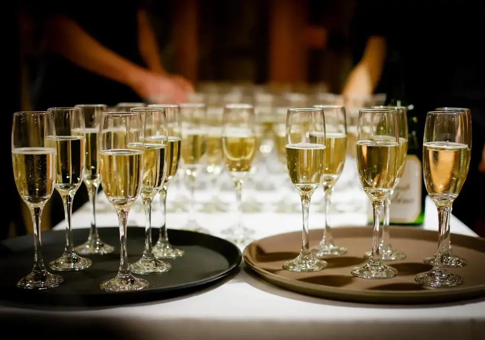 Catering co to? Poznaj rodzaje i kluczowe informacje o usługach