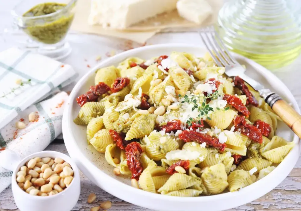 Makaron z pesto i suszonymi pomidorami: Szybki przepis na obiad marzeń