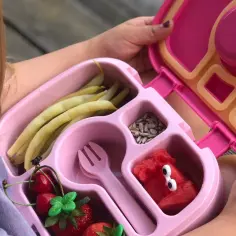 Kolorowy lunchbox z fasolką, truskawkami, wiśniami, pestkami i arbuzem z oczkami. Idealne śniadanie dla dzieci!