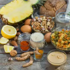 Co jeść przy zatruciu pokarmowym? Ananas, cytryny, jajka, ryż, makaron, orzechy, chleb, pasta tahini, kurkuma, papryka, czosnek i woda.