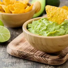 Pyszne guacamole do czego? Do chrupiących nachosów, świeżych limonek i awokado. Idealna przekąska!