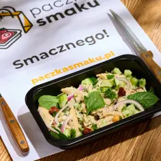 Pyszna sałatka z kurczakiem i warzywami w pudełku. Idealna dieta pudełkowa Jaworzno dla aktywnych.