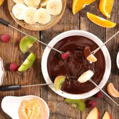 Co do fondue czekoladowego? Proste przepisy i najlepsze dodatki