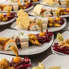 Ile kosztuje catering na 20 osób? Poznaj ukryte koszty i opcje
