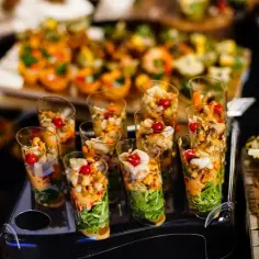 Jak wygląda catering do domu? Poznaj tajniki i ceny usług cateringowych