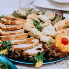 Ile kosztuje catering na komunie? Sprawdź, co wpływa na ceny