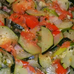 Ratatouille z cukinii i pomidorów, gdzie widać, dlaczego w polewie oddziela się tłuszcz.