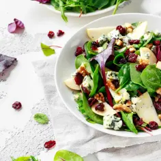 Sałatka z gruszką, serem pleśniowym i żurawiną – idealna na zdrową dietę pudełkową w Oświęcimiu.
