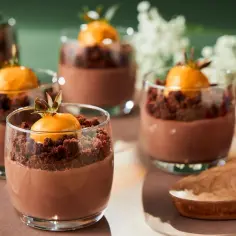 Pyszny deser czekoladowy w szklaneczkach, idealny przepis na to, jak zrobić pudding czekoladowy.