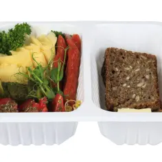 Pudełko z jedzeniem: ser, wędlina, warzywa i chleb pełnoziarnisty. Idealna dieta pudełkowa dla cukrzyka.
