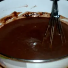Mieszanie czekoladowej masy w misce. Czy pudding to budyń? Ta gładka, ciemna masa sugeruje, że tak!