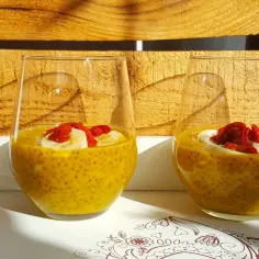Dwa pyszne desery z nasion chia, bananem i jagodami goji. Idealne, by dowiedzieć się, jak zrobić pudding chia.