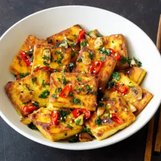 Smażone kawałki tofu z chili, czosnkiem i pietruszką. Inspiracja do przepisów z tofu na szybki obiad.