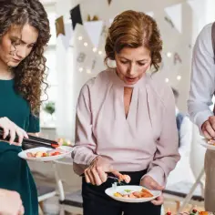 Ile kosztuje catering do domu? Sprawdź ceny i opcje menu