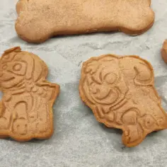 Ciasteczka w kształcie piesków i kości, idealne na zdrowe kolacje dla dzieci.