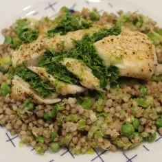 Pyszne danie z pieczonym dorszem i kaszą gryczaną z groszkiem i szczypiorkiem. Czy kasza pasuje do ryby? Zdecydowanie tak!