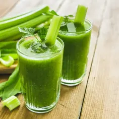 Dwa szklanki zielonego smoothie z selerem naciowym do czego? Idealne na orzeźwienie i zdrowie.