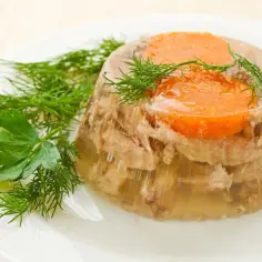 Galareta wieprzowa z marchewką i koperkiem. Czy galareta wieprzowa jest lekkostrawna? Zależy od sposobu przygotowania.