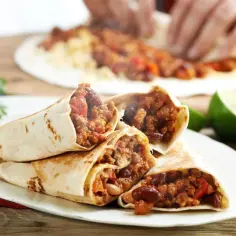 Pyszne burrito z mielonym mięsem i fasolą, gotowe do jedzenia. Zobacz, jak zawijać burrito, by było idealne!