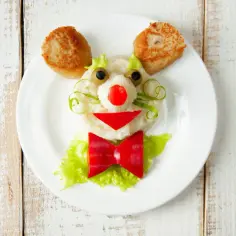 Kreatywna przekąska dla niemowlaka: kotek z puree ziemniaczanego, oliwek, papryki i kotlecików.