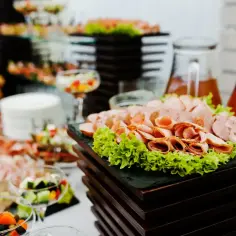 Ile kosztuje catering na 15 osób? Sprawdź, żeby nie przepłacić