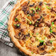 Pyszny quiche z kurczakiem i grzybami na cieście francuskim to świetny pomysł, co zrobić na obiad.