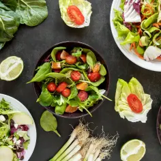 Kolorowe sałatki i świeże warzywa, idealne na zdrową dietę pudełkową w Kołobrzegu.