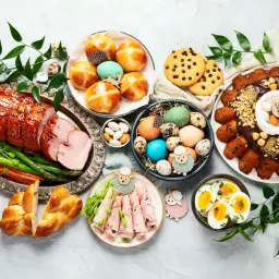 Wielkanocny stół pełen pyszności: pieczona szynka, pascha, jajka, babki i inne smakołyki. Idealne co na obiad wielkanocny!