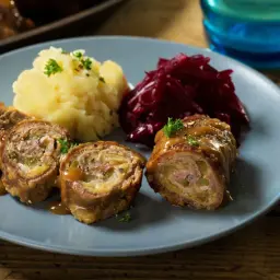 Roladki mięsne z ziemniakami i buraczkami. Smaczne obiady dla seniorów z dowozem, które umilą każdy dzień.