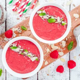 Dwa pyszne smoothie z malinami i nasionami chia, idealne, by szybko odkwasić organizm.