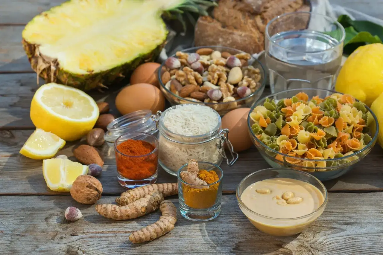 Składniki na napój na odkwaszenie organizmu: ananas, cytryny, kurkuma, papryka, orzechy, ryż, jajka, pasta sezamowa.