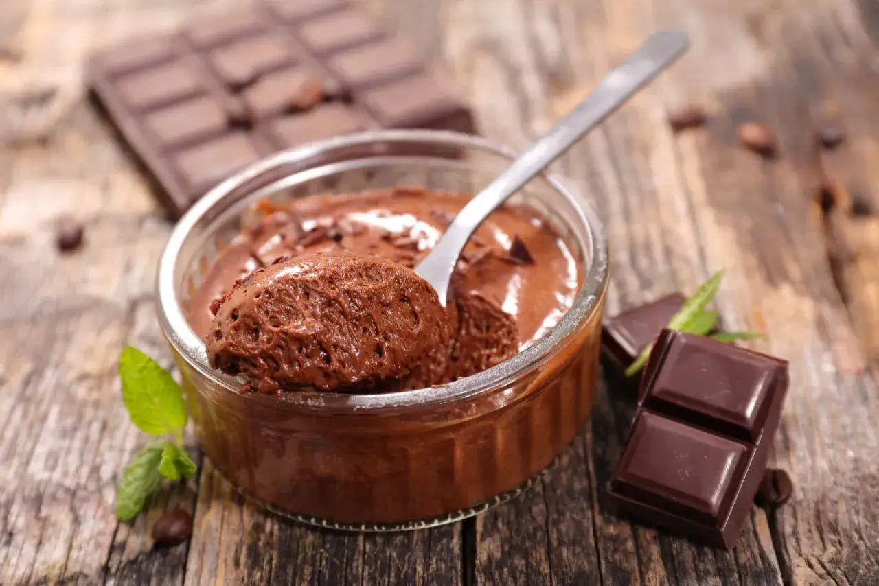 Pyszny, czekoladowy mus, który pokazuje, jak zrobić pudding czekoladowy. Idealny deser z kawałkami czekolady i miętą.