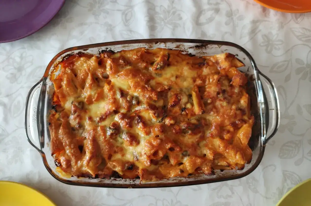 Zapiekanka z makaronu penne, zapieczona ze złotym serem. Pyszny pomysł na to, co można zrobić z makaronu.