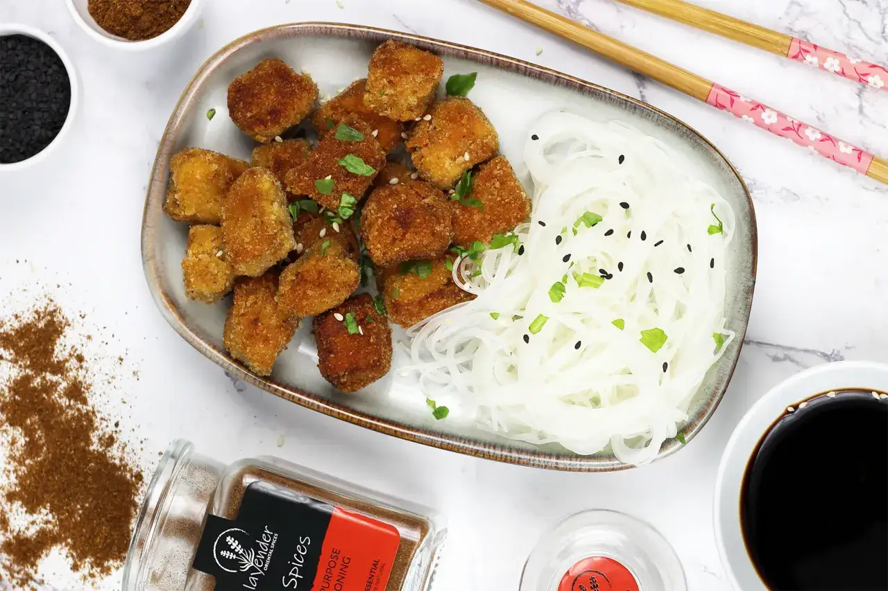 Chrupiące kąski tofu w panierce z makaronem ryżowym i czarnym sezamem. Idealne przepisy z tofu na szybki obiad.