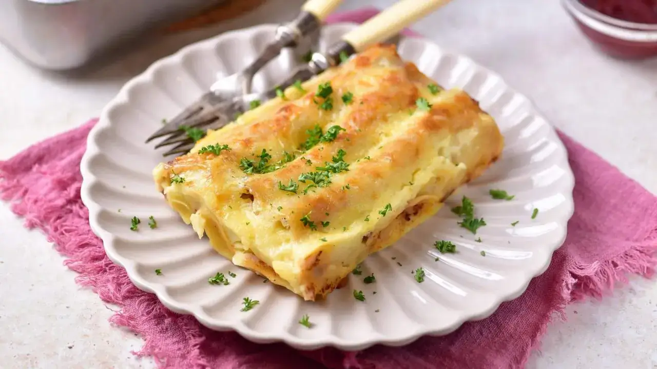 Zapiekane cannelloni z pysznym farszem z mięsa mielonego, polane serem i posypane natką pietruszki. Coś fajnego z mięsa mielonego!