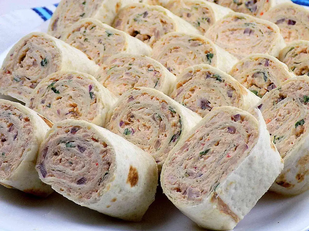 Roladki z tortilli z farszem, idealne na przekąski. Dowiedz się, jak zawijać tortille na przekąski, by uzyskać takie pyszne ruloniki.
