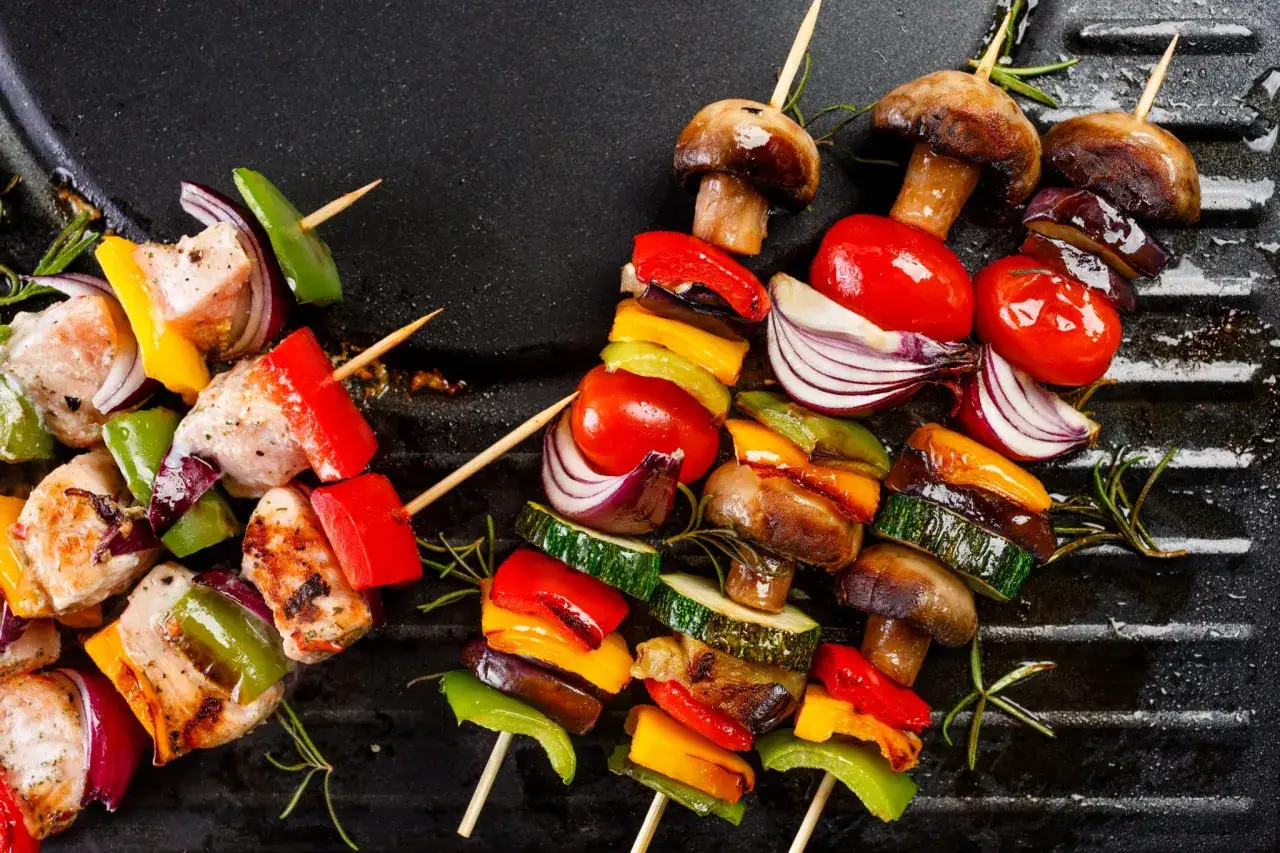 Szukasz pomysłów, co zrobic na ognisko do jedzenia? Oto pyszne szaszłyki z kurczaka i warzyw, idealne na grill lub ognisko.