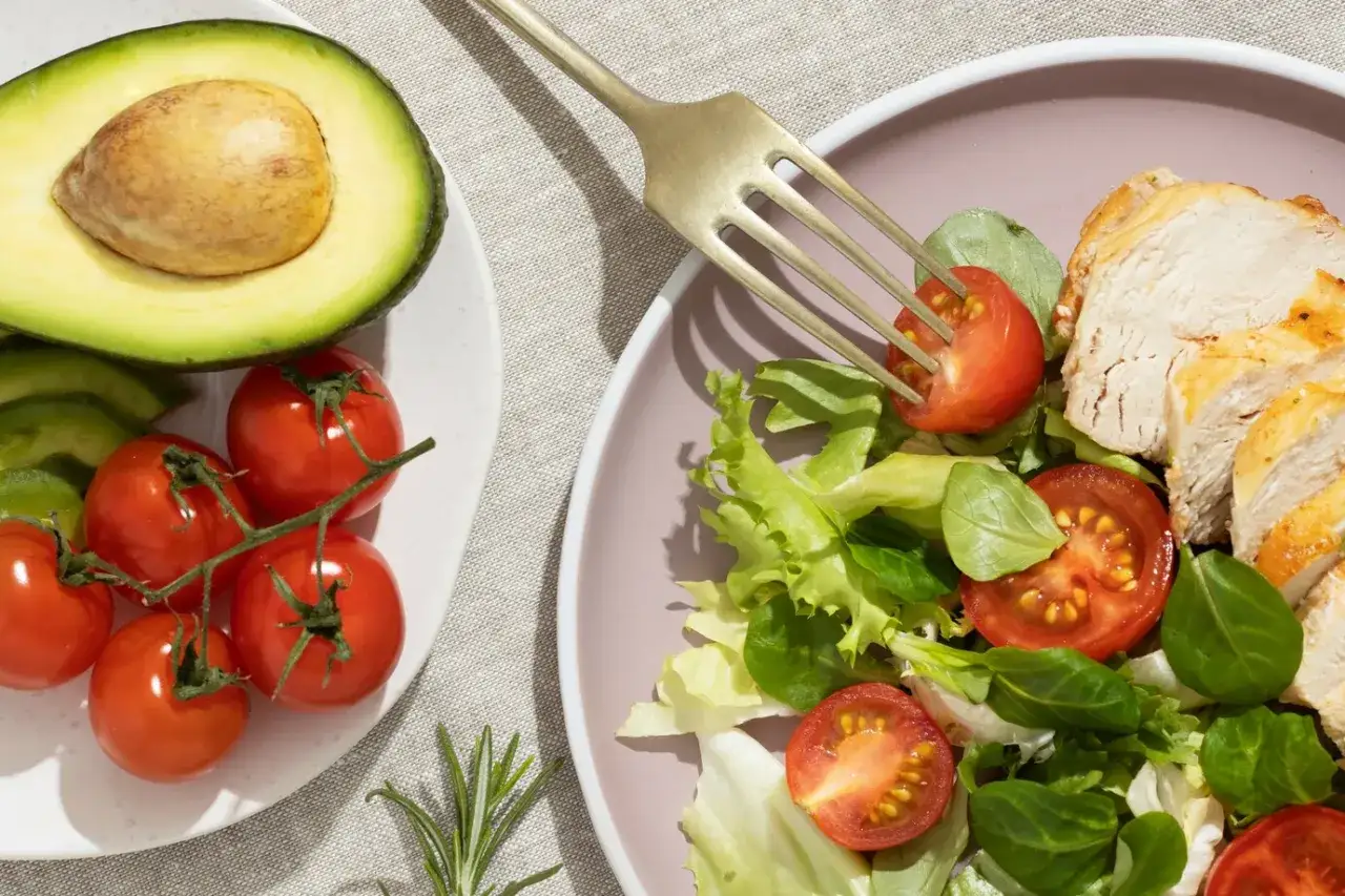 Sałatka z kurczakiem, pomidorkami i awokado. Idealna na dietę paleo, co to za dieta? To prosty i zdrowy posiłek.