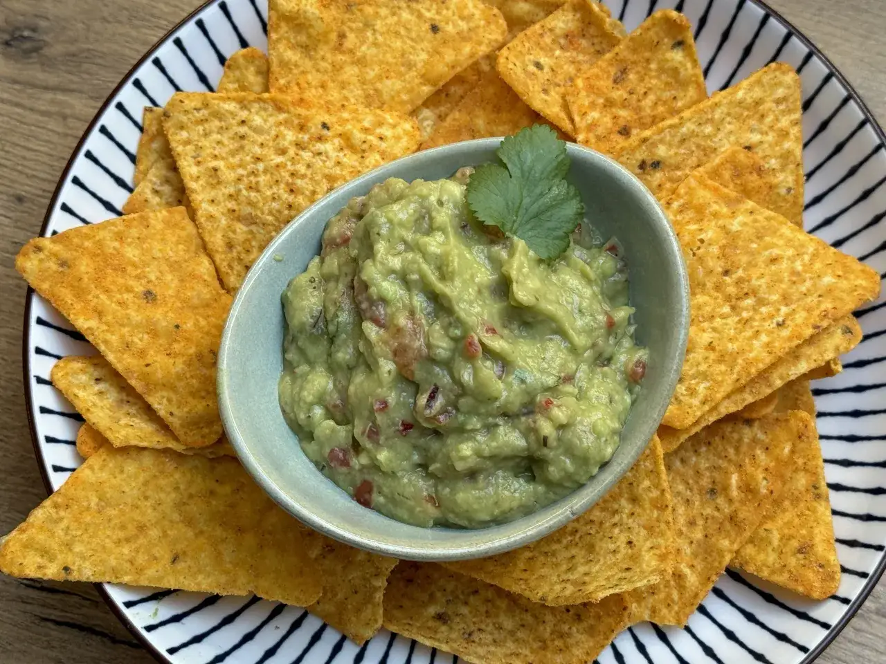 Chrupiące nachos otaczają miseczkę z guacamole. Idealne do czego? Do chrupania!