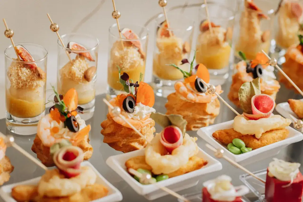 Eleganckie przystawki na przyjęcie: krewetki, figi, warzywa. Idealne, by pokazać, jak serwować przystawki.