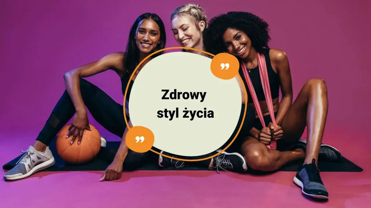 Trzy uśmiechnięte kobiety w sportowych strojach, z piłką i gumami. Zdrowy styl życia to klucz do tego, jak schudnąć bez ćwiczeń.